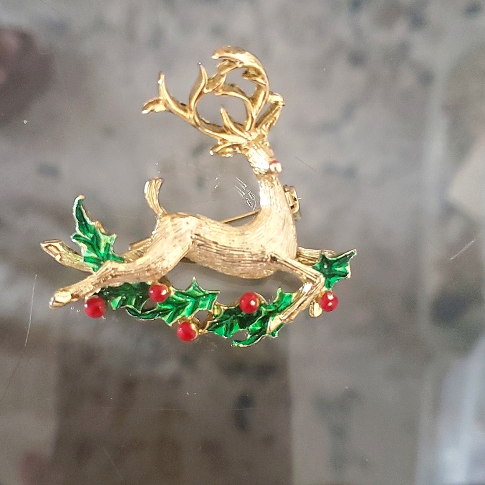 Christmas Reindeer Pin Gerrys Goldtone Holly Berry Brooch